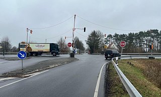 Die Polizei hat den Kreuzungsbereich Fabbenstedter Straße/L770 als Unfallschwerpunkt ausgemacht. Weil ein Tempolimit auf der Landesstraße nicht viel bewirkt hat, soll jetzt eine Ampel installiert werden. Das Provisorium steht schon. - Kirsten Tirre
