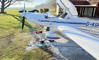 So fanden Vereinsvorstand und Polizei am Morgen den Motorsegler vor dem Hangar am Warburger Fluggelände zwischen Ossendorf und Wethen vor. - Mark Lohe