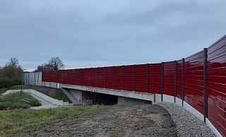Die fertiggestellte Lärmschutzwand auf der nördlichen Seite der Bundesstraße 64. Jetzt starten die Bauarbeiten auf der gegenüberliegenden Seite. - Stadt Delbrück