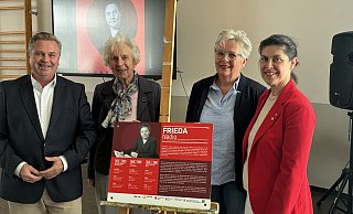 Enthüllten die Tafel, die künftig am AWO-Berufskolleg als Frauenort NRW auf das Leben von Frieda Nadig hinweisen soll: Bürgermeister Tim Kähler (v. l.), Gisela Bäumer (Nichte von Frieda Nadig), Angela Lück (Vorsitzende Präsidium und Aufsichtsrat der AWO OWL) sowie Murielle Guéguen (Vorsitzende Frauenrat NRW). - Matthias Bungeroth