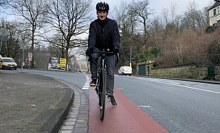 Hier endet der Radweg. Ab Höhe Uhlandstraße geht's für Dominic Hallau stadteinwärts auf der Fahrbahn weiter. - Ivonne Michel Hier endet der Radweg. Ab Höhe Uhlandstraße geht's für Dominic Hallau stadteinwärts auf der Fahrbahn weiter. - Ivonne Michel
