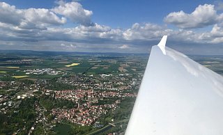 Ein Blick aus dem Himmel: Auf solche Ausblicke können sich die Gäste des Luftsportvereins Warburg an den Pfingsttagen freuen. Unter den Flügeln des Segelfliegers ist die Hansesatt Warburg zu sehen. - LSV Warburg