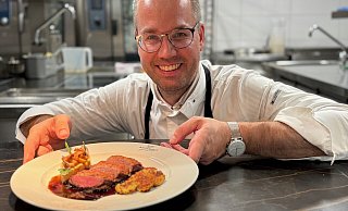 Ingo Seidensticker, Inhaber des Germanenhofs in Steinheim, präsentiert ein Rehrücken unter roter Zwiebel-Senfkruste mit Pfifferlingsomelette und Kartoffelcrumble. - Seidensticker Ingo Seidensticker, Inhaber des Germanenhofs in Steinheim, präsentiert ein Rehrücken unter roter Zwiebel-Senfkruste mit Pfifferlingsomelette und Kartoffelcrumble. - Seidensticker