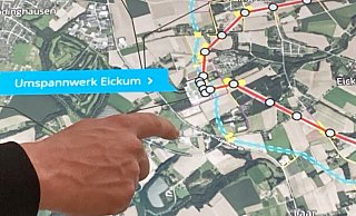 Die Elbe-Lippe-Leitung Süd im Bereich des Umspannwerks Eickum. Gut zu erkennen: die rot markierte Bestandsleitung sowie die blau gekennzeichnete provisorische Leitung, die für den Zeitraum der Bauarbeiten errichtet werden muss. - Matthias Bungeroth