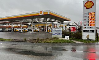 Die Shell-Tankstelle an der Gütersloher Straße in Verl ist zum Ziel von Einbrechern geworden, die scheinbar binnen weniger Stunden auch in Hilter am Teutoburger Wald und in Steinhagen zugeschlagen haben. - Christian Bröder