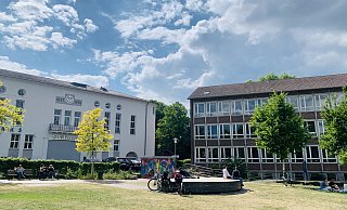 Nach Ansicht der neun Baudezernentin Claudia Koch muss das Haus des Handwerks (links) für die Erweiterung des Gymnasiums am Waldhof nicht abgerissen werden. - Ivonne Michel