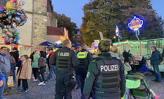 Mit mehr Polizeipräsenz ist das Sicherheitspersonal bestehen aus Polizei, Ordnungsamt und Security auf der Herforder City-Kirmes im Einsatz. - Dana Johanna Stoll