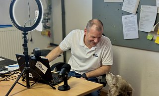 Tierarzt Stefan Knoop aus dem Kreis Paderborn ist mittlerweile ein bekannter TikTok-Creator. Gemeinsam mit Hündin Cuna berät er Tierhalter in einer Live-Sprechstunde. - Danielle Dörsing
