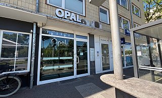 Auf das Juweliergeschäft Opal, direkt gegenüber des Gütersloher Hauptbahnhofs, ist ein Blitzeinbruch verübt worden. Vier Täter haben dabei Gold im sechsstelligen Bereich erbeutet. - Jeanette Salzmann