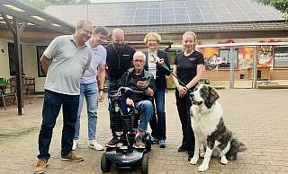 Helmut Tiekötter (Mitte) verfolgt per Handy-App die Stromproduktion auf dem Bielefelder Tierheimdach. Mit dabei, v.l.: Marcus Michels, Nico Kozlik, Heinrich Stückemann, Ulrike Graeser, Anjuli Barber und Hund Bella. - Ivonne Michel