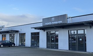 Der Bekleidungshersteller Tom Tailor ist aus dem Outlet in Steinhagen im Kreis Gütersloh ausgezogen. Wie geht es dort jetzt weiter? - Frank Jasper