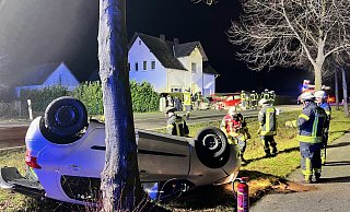 Unfall im Kreis Gütersloh: Durch die Wucht des Aufpralls überschlug sich der Toyota und blieb auf dem Dach liegen. - Thorsten Heß