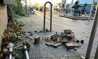 Die Pflastersteine liegen auf dem Boden, der rausgerissen Stahlbügel neben einer Mauer: Hinter dem Rücken von Denkmal Güths` Mariechen am Kolbeplatz in Gütersloh haben Fahrraddiebe auf perfide Art zugeschlagen. - Christian Bröder