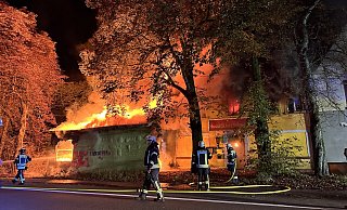 In der Nacht zu Montag steht das Steinhagener Landhaus in Flammen. - Feuerwehr Steinhagen