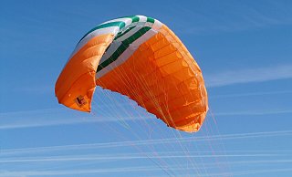Nahe des Flugplatzes Höxter-Holzminden sind am Dienstagabend zwei Gleitschirmflieger zusammengestoßen und abgestürzt. (Symbolbild) - Pixabay