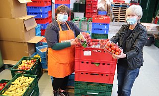 Die Angestellte Alla Pestov (links) und Vorsitzende Barbara Beckmann freuen sich über die vielen frischen Lebensmittel, die wegen den geschlossenen Gastronomiebetrieben momentan kaum gebraucht werden. - Alexandra Golfinger