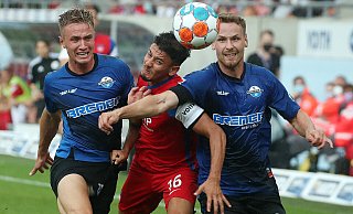 Die beiden SCP-Neuzugänge Jasper van der Werff (l.) und Jannis Heuer nehmen den Heidenheimer Kevin Sessa in die Zange. - picture alliance / Pressefoto Rudel