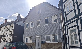 Das Haus in der Straße An der Kirche in Höxter-Lüchtringen ist nach dem Unglück unbewohnbar. Es ist von Polizei und Staatsanwaltschaft beschlagnahmt worden. - Svenja Ludwig