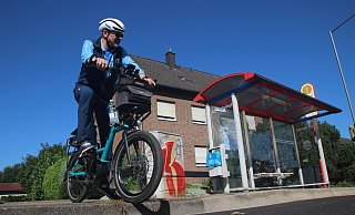 In Spenge gibt es diverse Problemstellen für Radfahrer - wie hier an der Bushaltestelle "Am Bahnhof". Wer dort die Straße passieren will, muss zunächst mit dem hohen Bordstein klarkommen. Die Stadt will den Bordstein absenken, heißt es auf Nachfrage. - Jan-Henrik Gerdener
