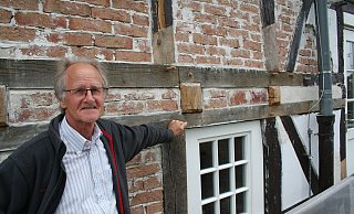 Reinhard Kersting zeigt, dass auch am Fachwerk zahlreiche Erneuerungen getätigt werden mussten. - Johannes Büttner