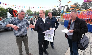 Manuel Schneider (v.l.), Lukas Paschköwitz von der Feuerwehr Gütersloh, Marcel Reifel, Feuerwehr Ahlen, und Jörg Bannasch vom Fachbereich Stadtplanung und Bauordnung prüfen die Notausgänge und Fahrgeschäfte. - Andreas Frücht