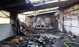 Neben Unrat brannten auch ein alter Pkw und größere Mengen Altpapier in dem Anbau auf. - Polizei Minden-Lübbecke