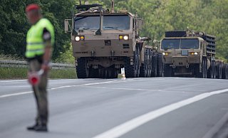 Unterwegs: Bis Mittwochnacht rollen 570 amerikanische Militärfahrzeuge durch OWL und machen Station in Augustdorf. Foto: dpa - Verwendung weltweit