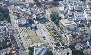 Um den Kesselbrink wird viel gestritten: Ein Zwischenkonzept für den Würfel, das den Platz mit im Blick hat, ist jetzt als Kompromiss beschlossen. - Detlef Wittig
