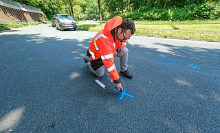 Timo Mika vom Amt für Verkehr markiert die Sondierungspunkte. - Andreas Zobe