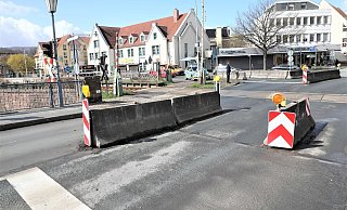 Betonleitplanken sollen verhindern, dass große und schwere Fahrzeuge die Weserbrücke zwischen Höxter und Boffzen passieren. - Simone Flörke