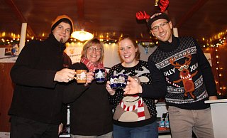 Punsch bei der Kolpingsfamilie: v.l. Andreas Diekamp, Iris Kriegel, Nele Steiner und Jan Kallabis. - Myriam Domke-Feiner