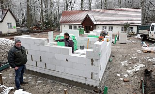 Das neue Kassenhäuschen mit Kiosk am Eingang zum Tierpark wächst heran. Tierparkchef Thorsten Dodt (links) freut sich, dass die Besucher in Zukunft zügiger eingelassen werden können. - Frank-Michael Kiel-Steinkamp