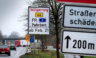 Auch wenn das Schild an der Gütersloher Straße eine Vollsperrung "ab Feb. 21" ankündigt, ist der Beginn der Asphalterneuerung auf einem Teil der B64 noch völlig unbestimmt. - Andreas Frücht