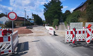 Der Fußweg an der L 838 (Desenbergstraße) Richtung Daseburg wird verbreitert. - Hermann Ludwig