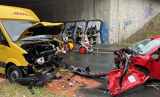Frontal sind der DHL-Wagen und der Fiat Punto im Bereich der Autobahnunterführung mit der A2 zusammengestoßen. Beide Fahrer erlitten schwere Verletzungen. - Charlotte Mahncke