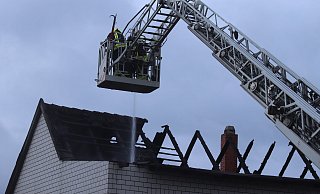 70 Feuerwehrleute und Rettungskräfte waren bis zum Dienstagmorgen im Einsatz, um den Brand in einem Wohnhaus in Werste zu löschen. - Jörg Stuke