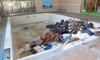 In den Pool wurden Müllbeutel geschmissen. - Dirk Windmöller