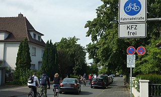 Die fünfte Fahrradstraße: Am Dörener Weg haben Radlerinnen und Radler Vorrang. Außerdem gilt Tempo 30, auch wenn nicht ausgeschildert. - Sabine Kauke