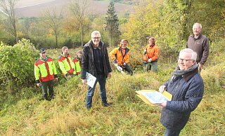 Projektleiter Frank Grawe (v. l.) mit dem Heimatvereinsvorsitzenden Johannes Georg und kooperierendem Landwirt Engelberg Beller sowie den Vertretern und Waldarbeitern des Forstbetriebs. - Burkhard Battran