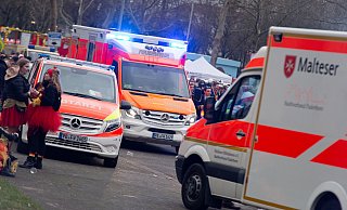 Rettungsdienst und Feuerwehr waren während der Hasi-Palau-Karnevalsparade mit zahlreichen Kräften im Einsatz. - Niklas Tüns