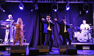 Wandlungsreich: In immer neuen Kostümen traten die Musiker von 'Limited Edition' auf. - Sandra C. Siegemund