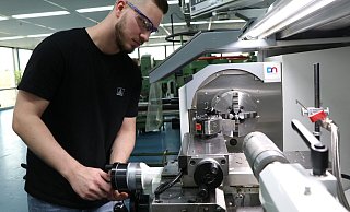 Justin Sanoiski macht bei Diebold Nixdorf eine Ausbildungs als Industriemechaniker. - Holger Kosbab