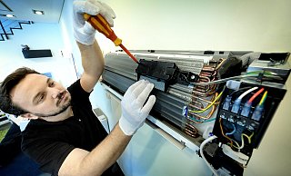 Kälteanlagenbaumeister Daniel Stöttwig der Firma Schalück inspiziert eine Klimaanlage. - Andreas Frücht