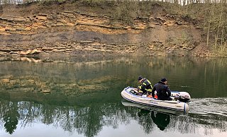 Die Feuerwehr sucht den Oberlübber Bergsee ab. - Foto: Luis Rothe/Feuerwehr Hille