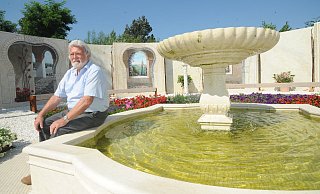 Helmut Richter ließ für den neuen Gartenteil einen Brunnen aus der Alhambra detailliert nacharbeiten. - Joern Spreen-Ledebur