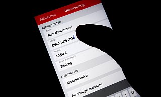 Mobile Banking: Interessante Komfortfunktionen von Banking-Apps sind etwa Push-Nachrichten zu Geldeingängen und Abbuchungen oder das automatische Vervollständigen von Einträgen bei Überweisungen.  - Monika Skolimowska/dpa