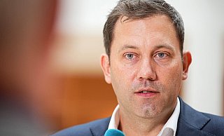 Lars Klingbeil ist optimistisch, dass der Koalitionsvertrag mit Grünen und FDP bald abgesegnet wird. - Foto: Michael Kappeler/dpa