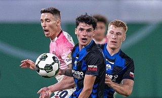 Marco Wörner (M.) feierte gegen Leverkusen sein Startelfdebüt für den SCP und bekam es dabei gleich mit Weltklasse-Spielern wie Alejandro Grimaldo (l.) zu tun. - dpa