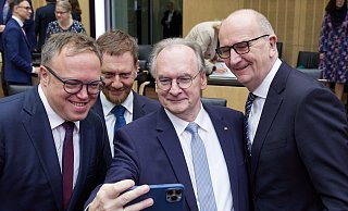 Mario Voigt (v. l., CDU), Ministerpräsident Thüringen, Michael Kretschmer (CDU), Ministerpräsident Sachsen, Reiner Haseloff (CDU), Ministerpräsident Sachsen-Anhalt, und Dietmar Woidke (SPD), Ministerpräsident Brandenburg, kommen zu einer Bundesratssitzung und machen ein Selfie von sich. - Joerg Carstensen/dpa
