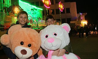 Leon (10) und Marlon (9) gewannen riesige Kuscheltiere. - Robert Becker
